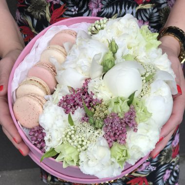Cvece u kutiji sa macarons-ima